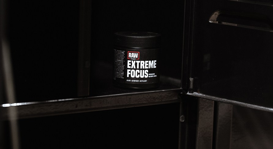 En burk RAW Extreme Focus i mrk milj. 